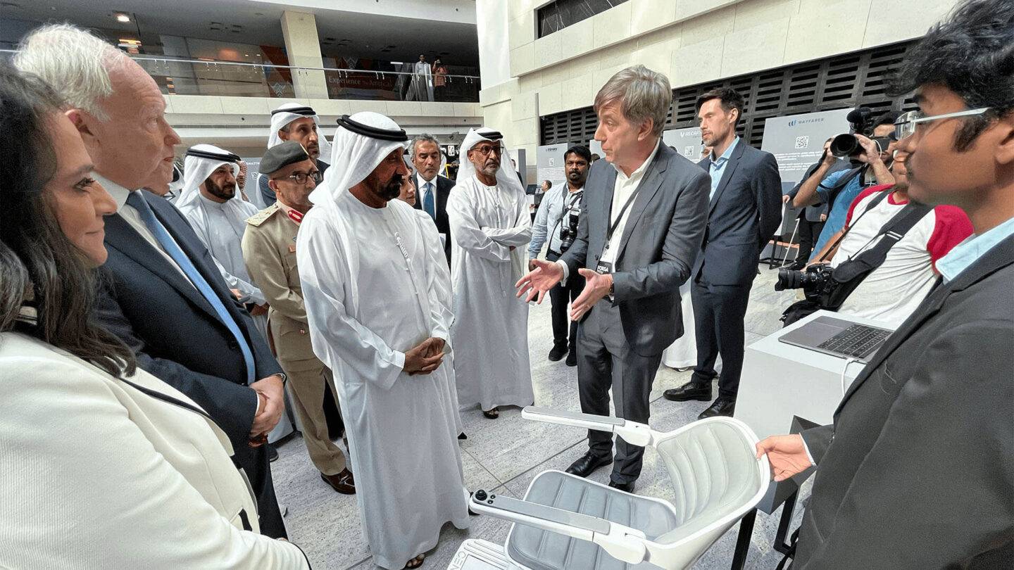 GEO presentation in Dubai to the Emirates Chief Executive (Centre) and President (Second left)
